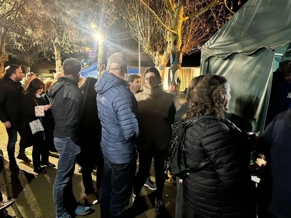 Ambiente del mercadillo y del alumbrado navide&ntilde;o de Villaverde la Chiquita. Minipinche _fotografias