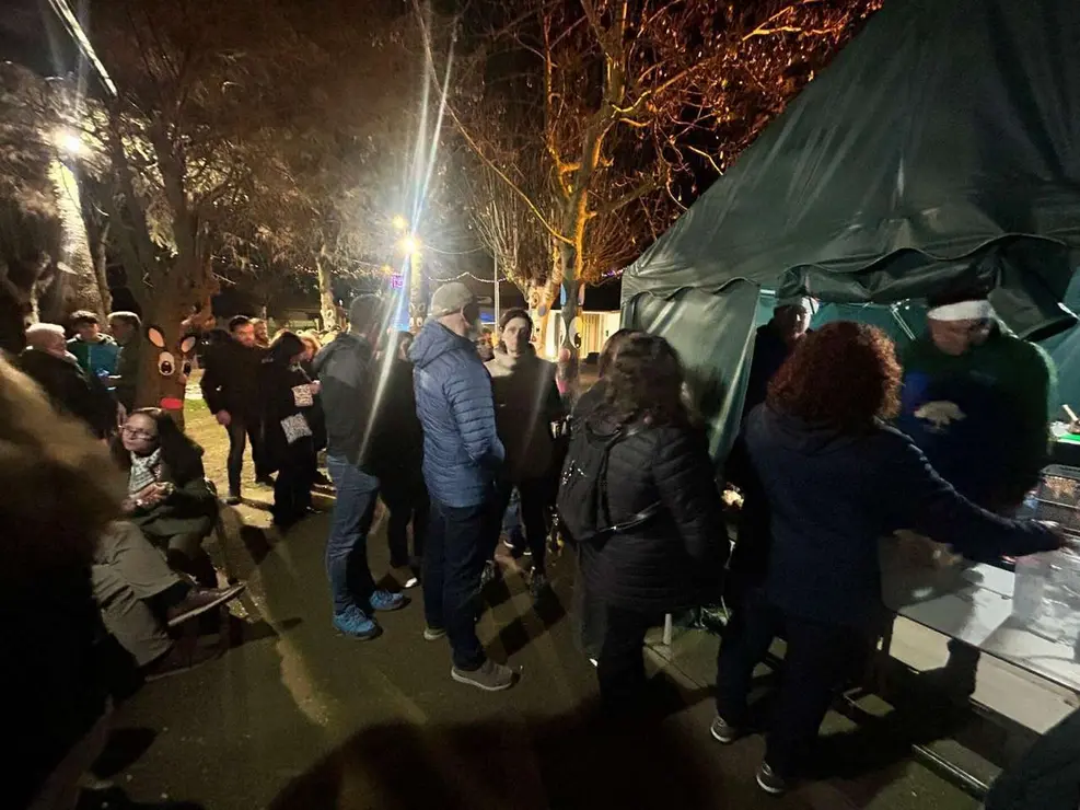 Ambiente del mercadillo y del alumbrado navide&ntilde;o de Villaverde la Chiquita. Minipinche _fotografias