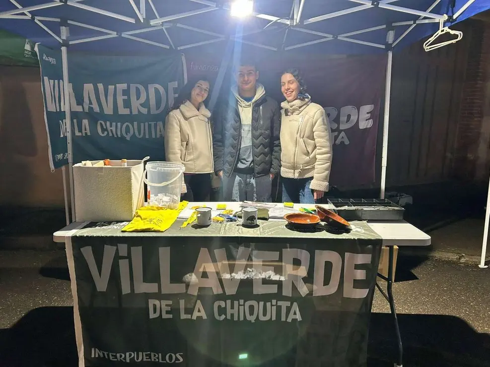 Ambiente del mercadillo y del alumbrado navide&ntilde;o de Villaverde la Chiquita. Minipinche _fotografias