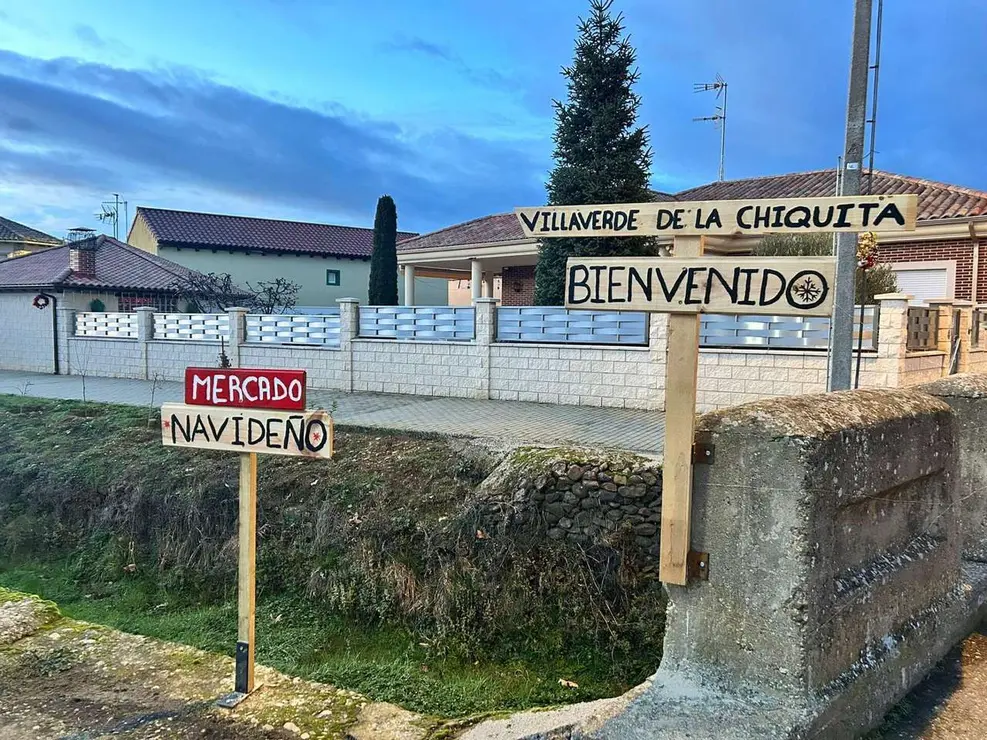 Ambiente del mercadillo y del alumbrado navide&ntilde;o de Villaverde la Chiquita. Minipinche _fotografias