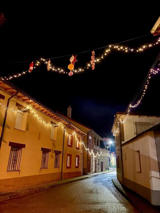Ambiente del mercadillo y del alumbrado navide&ntilde;o de Villaverde la Chiquita. Minipinche _fotografias