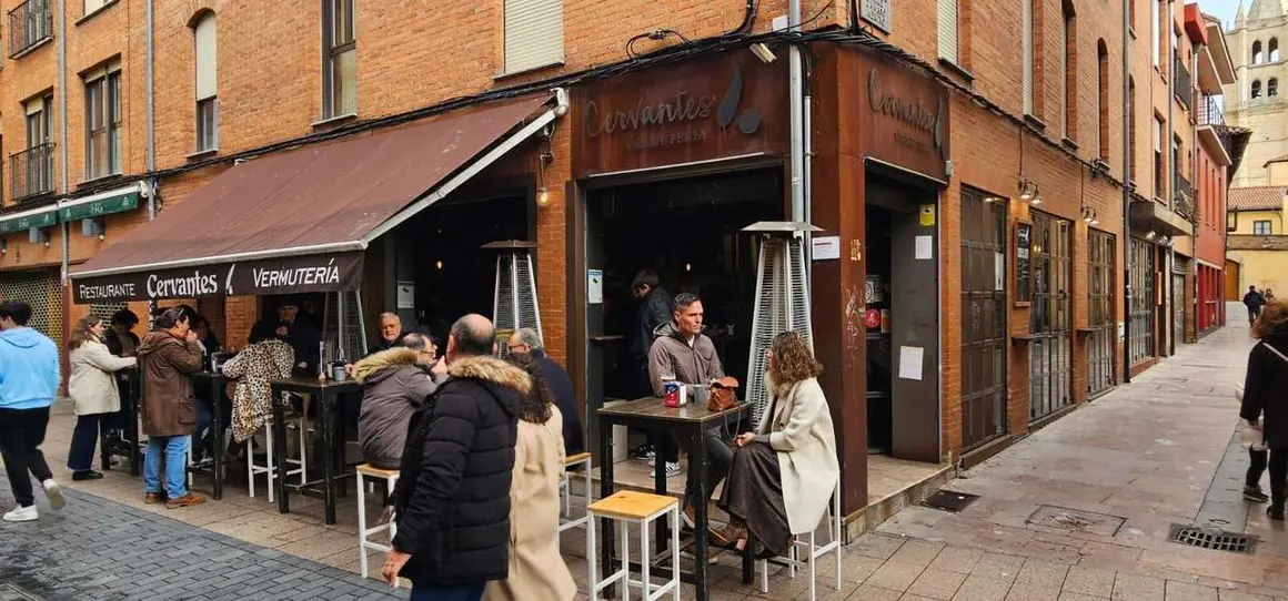 Im&aacute;genes del IX aniversario de la Vermuter&iacute;a Cervantes en el Barrio Rom&aacute;ntico de Le&oacute;n. Le&oacute;n 24 horas.