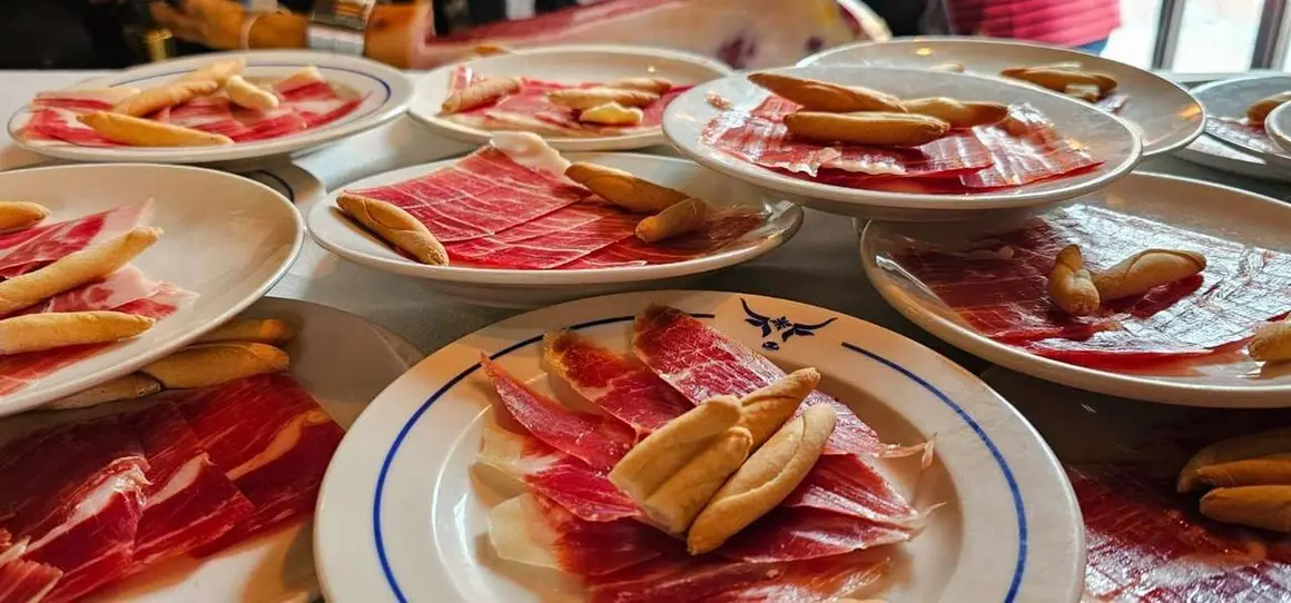 Im&aacute;genes del IX aniversario de la Vermuter&iacute;a Cervantes en el Barrio Rom&aacute;ntico de Le&oacute;n. Le&oacute;n 24 horas.