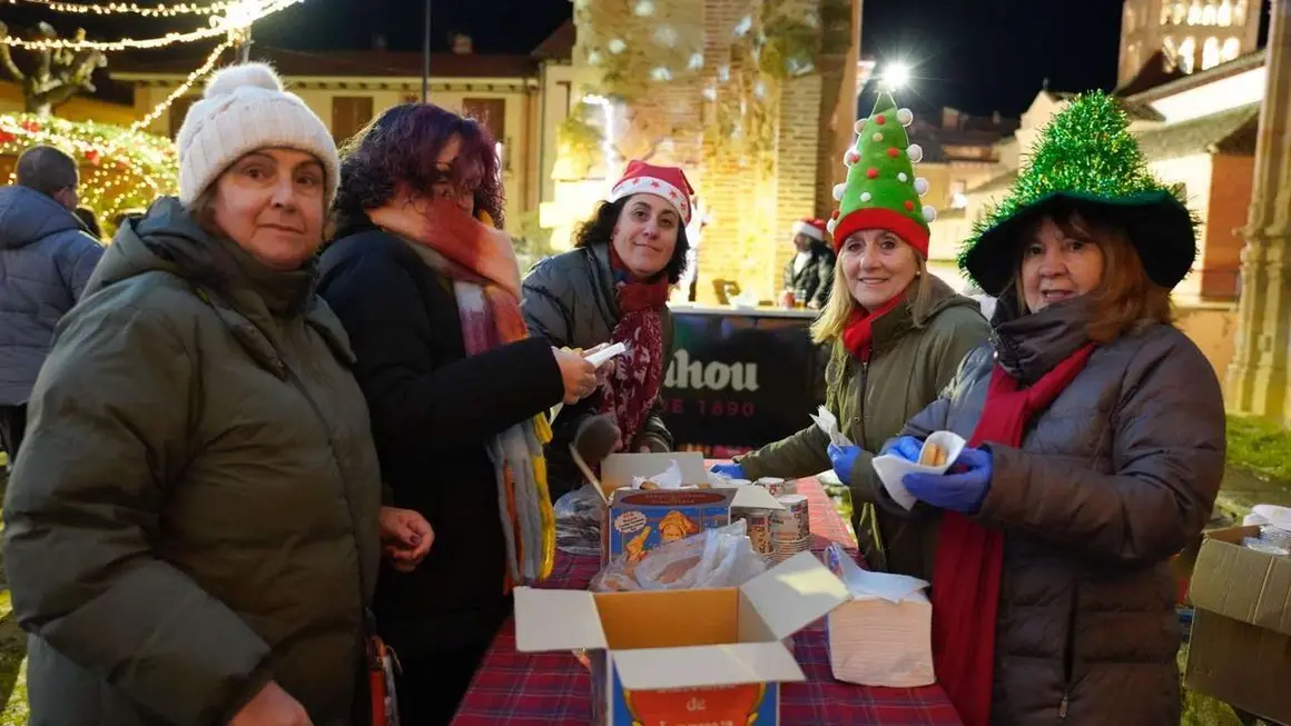 Vecinos del barrio de San Benito, protagonistas de la tarde con decoraci&oacute;n, m&uacute;sica y chocolatada. Le&oacute;n 24 horas.