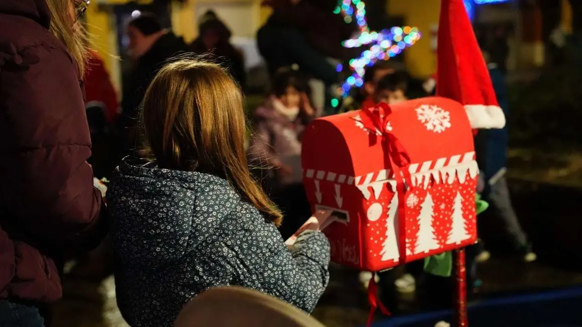 Vecinos del barrio de San Benito, protagonistas de la tarde con decoraci&oacute;n, m&uacute;sica y chocolatada. Le&oacute;n 24 horas.