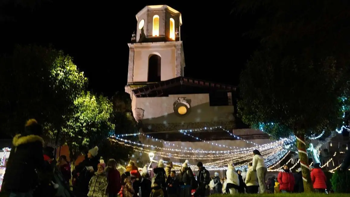 Vecinos del barrio de San Benito, protagonistas de la tarde con decoraci&oacute;n, m&uacute;sica y chocolatada. Le&oacute;n 24 horas.
