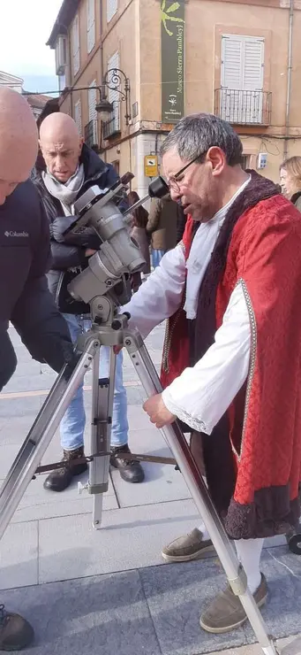 Vecinos y visitantes participaron en la observaci&oacute;n p&uacute;blica del Sol organizada en el centro de Le&oacute;n. | Le&oacute;n 24 Horas