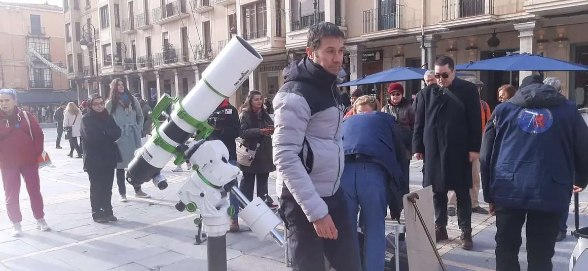 Vecinos y visitantes participaron en la observaci&oacute;n p&uacute;blica del Sol organizada en el centro de Le&oacute;n. | Le&oacute;n 24 Horas