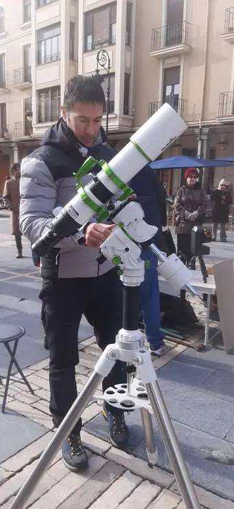 Vecinos y visitantes participaron en la observaci&oacute;n p&uacute;blica del Sol organizada en el centro de Le&oacute;n. | Le&oacute;n 24 HorasVecinos y visitantes participaron en la observaci&oacute;n p&uacute;blica del Sol organizada en el centro de Le&oacute;n. | Le&oacute;n 24 Horas