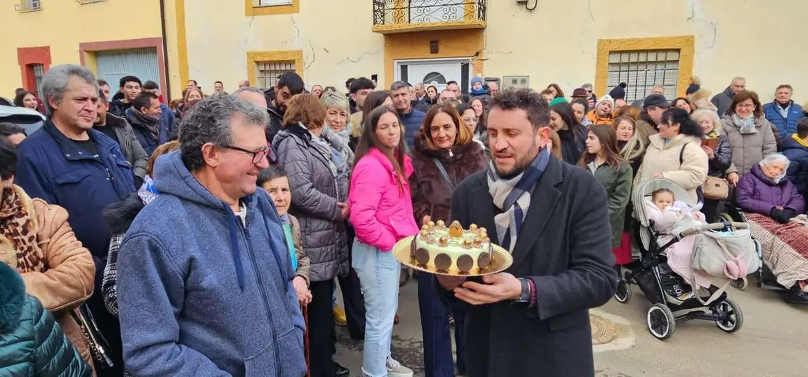 San Ant&oacute;n en Algadefe, con la tradicional subasta de tartas tras los actos del d&iacute;a. | Le&oacute;n 24 HorasSan Ant&oacute;n en Algadefe, con la tradicional subasta de tartas tras los actos del d&iacute;a. | Le&oacute;n 24 Horas