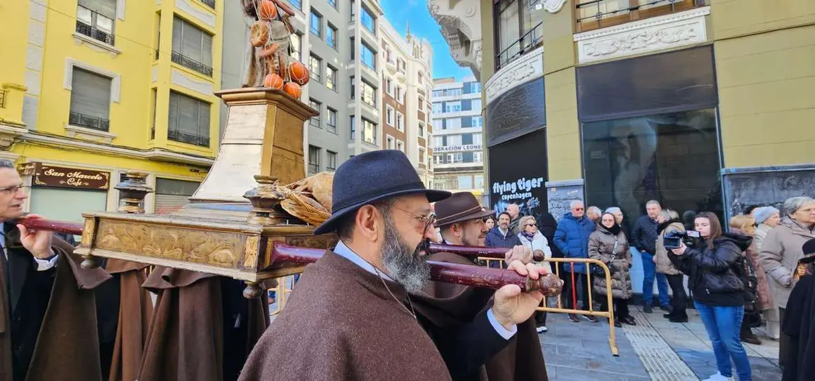 San Ant&oacute;n en el entorno de San Marcelo, este domingo en el centro de Le&oacute;n. Foto: Le&oacute;n 24 Horas