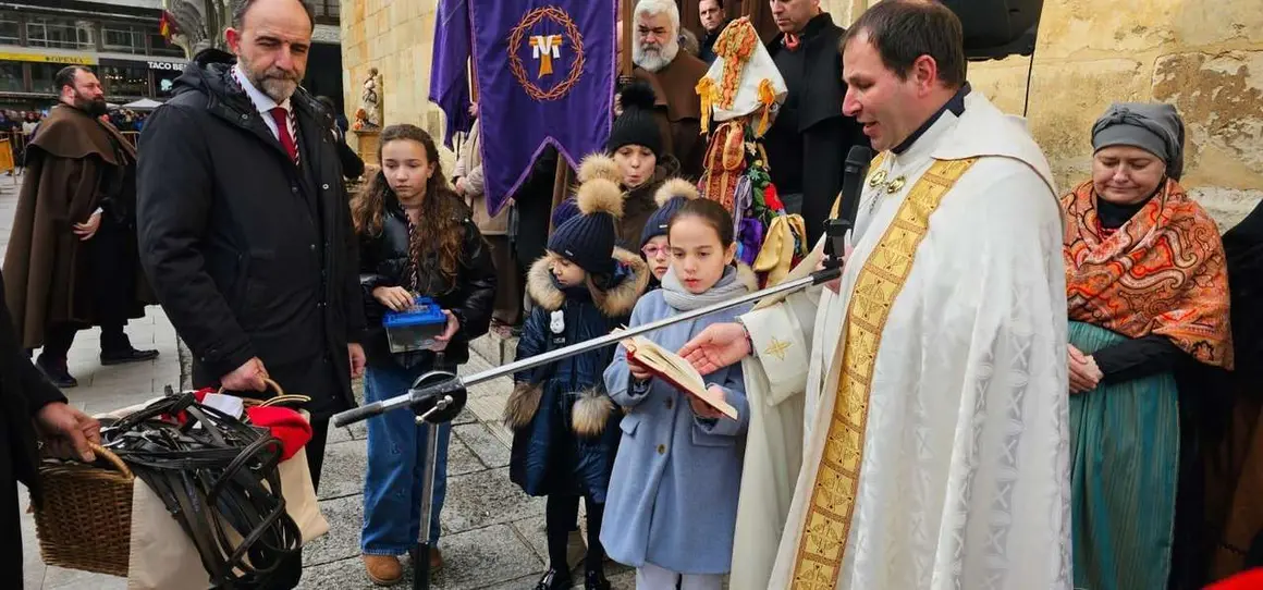 Bendici&oacute;n de mascotas por San Ant&oacute;n en el entorno de San Marcelo, este domingo en el centro de Le&oacute;n. Foto: Le&oacute;n 24 Horas