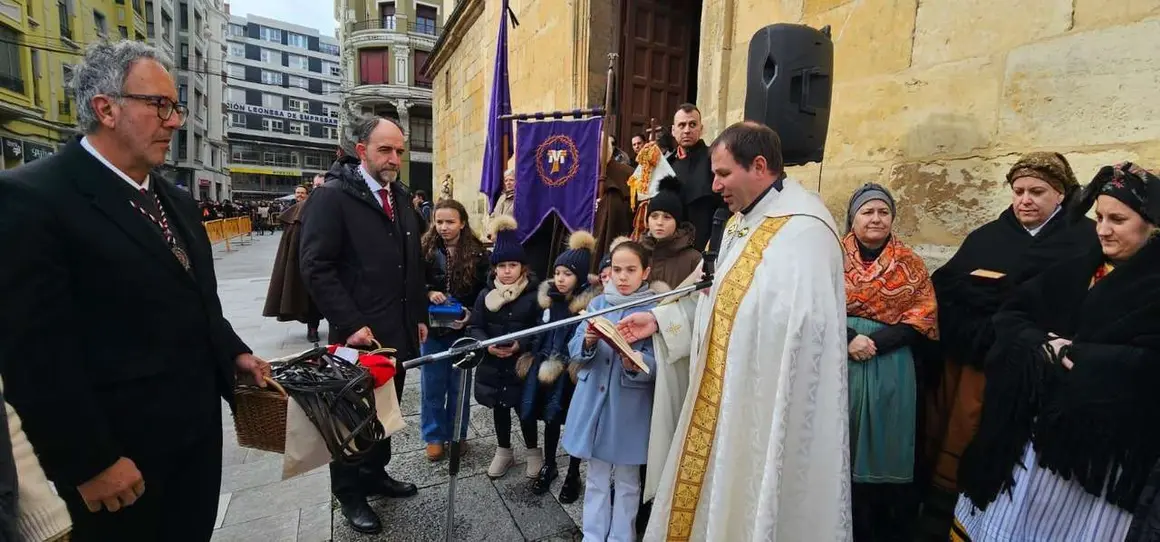 Bendici&oacute;n de mascotas por San Ant&oacute;n en el entorno de San Marcelo, este domingo en el centro de Le&oacute;n. Foto: Le&oacute;n 24 Horas