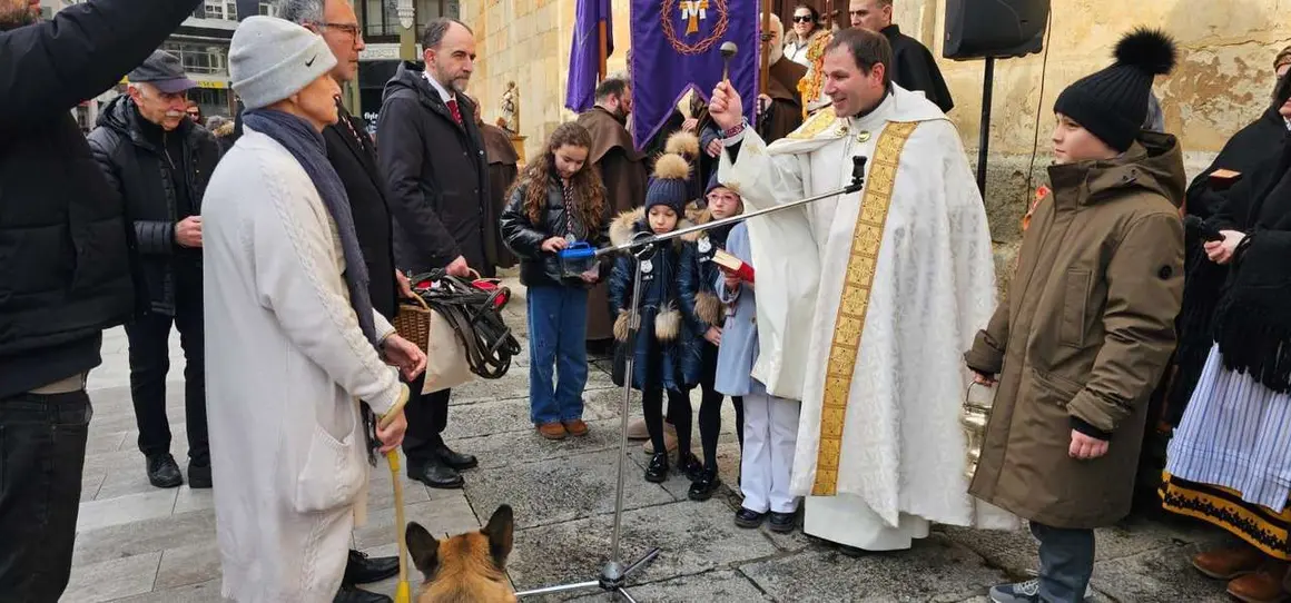 Bendici&oacute;n de mascotas por San Ant&oacute;n en el entorno de San Marcelo, este domingo en el centro de Le&oacute;n. Foto: Le&oacute;n 24 HorasBendici&oacute;n de mascotas por San Ant&oacute;n en el entorno de San Marcelo, este domingo en el centro de Le&oacute;n. Foto: Le&oacute;n 24 Horas