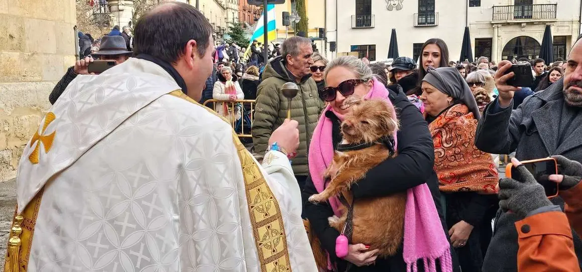 Bendici&oacute;n de mascotas por San Ant&oacute;n en el entorno de San Marcelo, este domingo en el centro de Le&oacute;n. Foto: Le&oacute;n 24 Horas