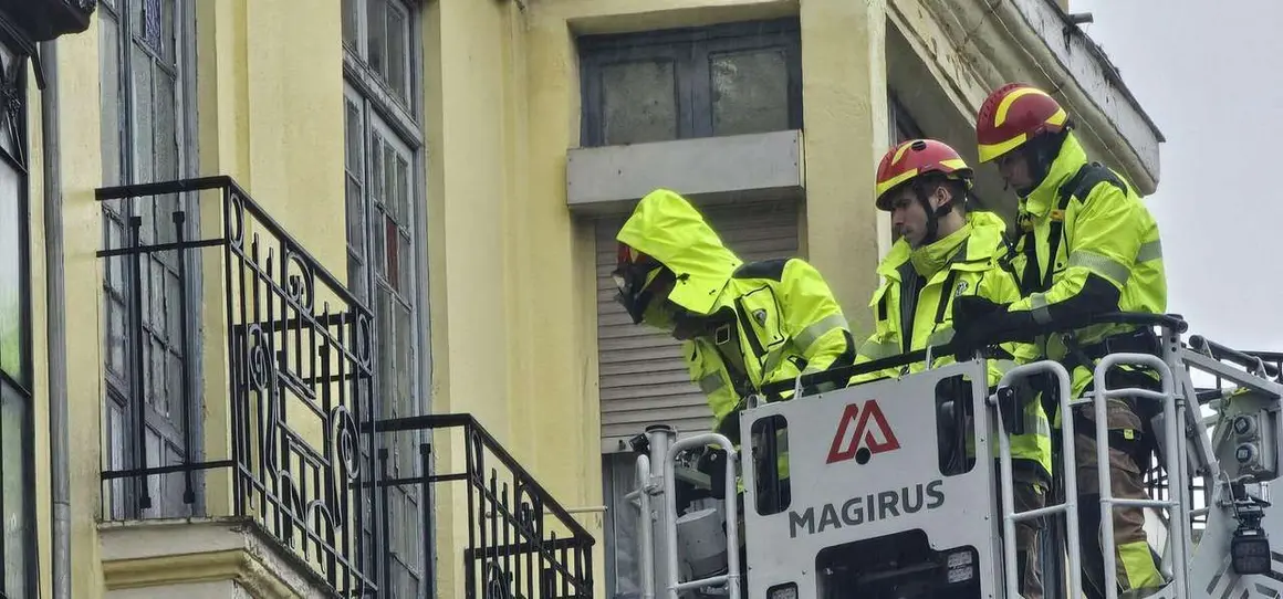 Temporal &lsquo;Ingrid&rsquo; en Le&oacute;n: los Bomberos intervienen en la Calle Ancha tras un desprendimiento en la fachada del edificio del Gnomos. Foto: Le&oacute;n 24 Horas
