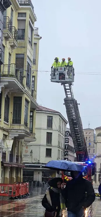 Temporal &lsquo;Ingrid&rsquo; en Le&oacute;n: los Bomberos intervienen en la Calle Ancha tras un desprendimiento en la fachada del edificio del Gnomos. Foto: Le&oacute;n 24 Horas