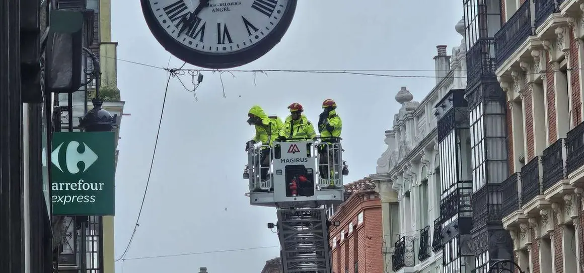 Temporal &lsquo;Ingrid&rsquo; en Le&oacute;n: los Bomberos intervienen en la Calle Ancha tras un desprendimiento en la fachada del edificio del Gnomos. Foto: Le&oacute;n 24 HorasTemporal &lsquo;Ingrid&rsquo; en Le&oacute;n: los Bomberos intervienen en la Calle Ancha tras un desprendimiento en la fachada del edificio del Gnomos. Foto: Le&oacute;n 24 Horas