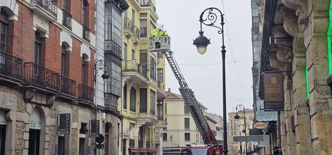 Temporal &lsquo;Ingrid&rsquo; en Le&oacute;n: los Bomberos intervienen en la Calle Ancha tras un desprendimiento en la fachada del edificio del Gnomos. Foto: Le&oacute;n 24 Horas