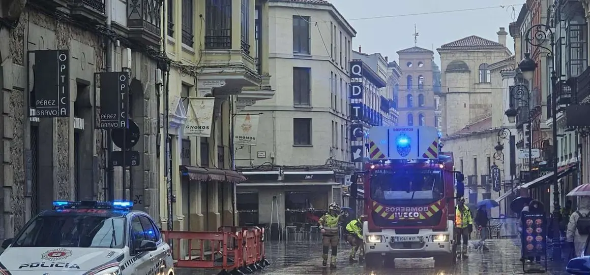 Temporal &lsquo;Ingrid&rsquo; en Le&oacute;n: los Bomberos intervienen en la Calle Ancha tras un desprendimiento en la fachada del edificio del Gnomos. Foto: Le&oacute;n 24 Horas