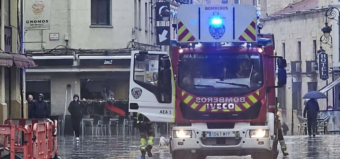Temporal &lsquo;Ingrid&rsquo; en Le&oacute;n: los Bomberos intervienen en la Calle Ancha tras un desprendimiento en la fachada del edificio del Gnomos. Foto: Le&oacute;n 24 Horas