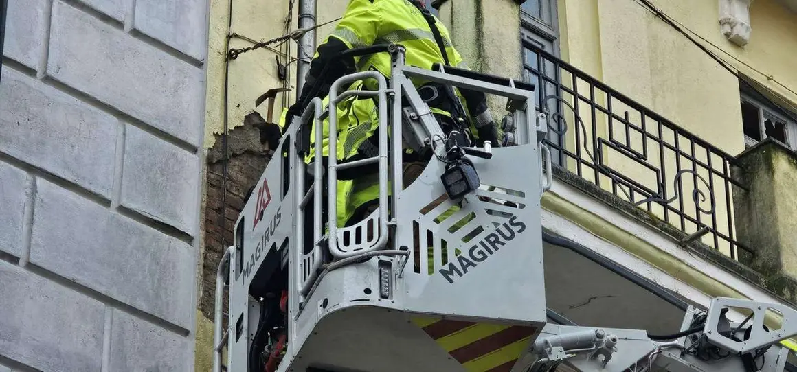 Temporal &lsquo;Ingrid&rsquo; en Le&oacute;n: los Bomberos intervienen en la Calle Ancha tras un desprendimiento en la fachada del edificio del Gnomos. Foto: Le&oacute;n 24 Horas