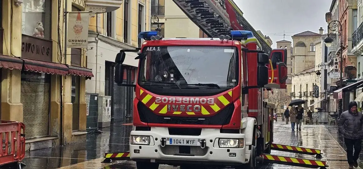 Temporal &lsquo;Ingrid&rsquo; en Le&oacute;n: los Bomberos intervienen en la Calle Ancha tras un desprendimiento en la fachada del edificio del Gnomos. Foto: Le&oacute;n 24 Horas