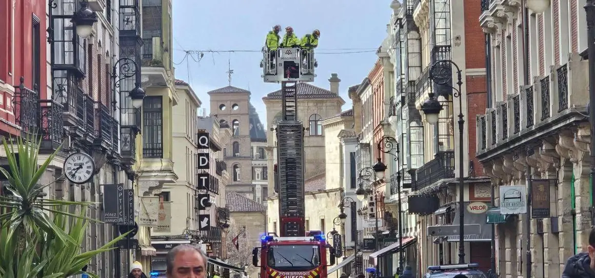 Temporal &lsquo;Ingrid&rsquo; en Le&oacute;n: los Bomberos intervienen en la Calle Ancha tras un desprendimiento en la fachada del edificio del Gnomos. Foto: Le&oacute;n 24 Horas