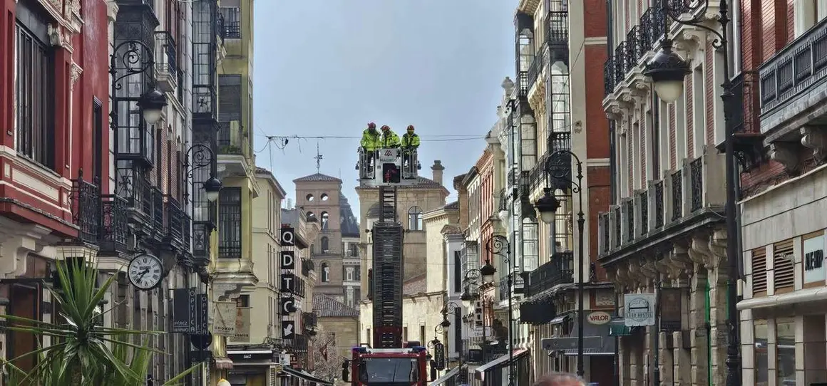 Temporal &lsquo;Ingrid&rsquo; en Le&oacute;n: los Bomberos intervienen en la Calle Ancha tras un desprendimiento en la fachada del edificio del Gnomos. Foto: Le&oacute;n 24 Horas