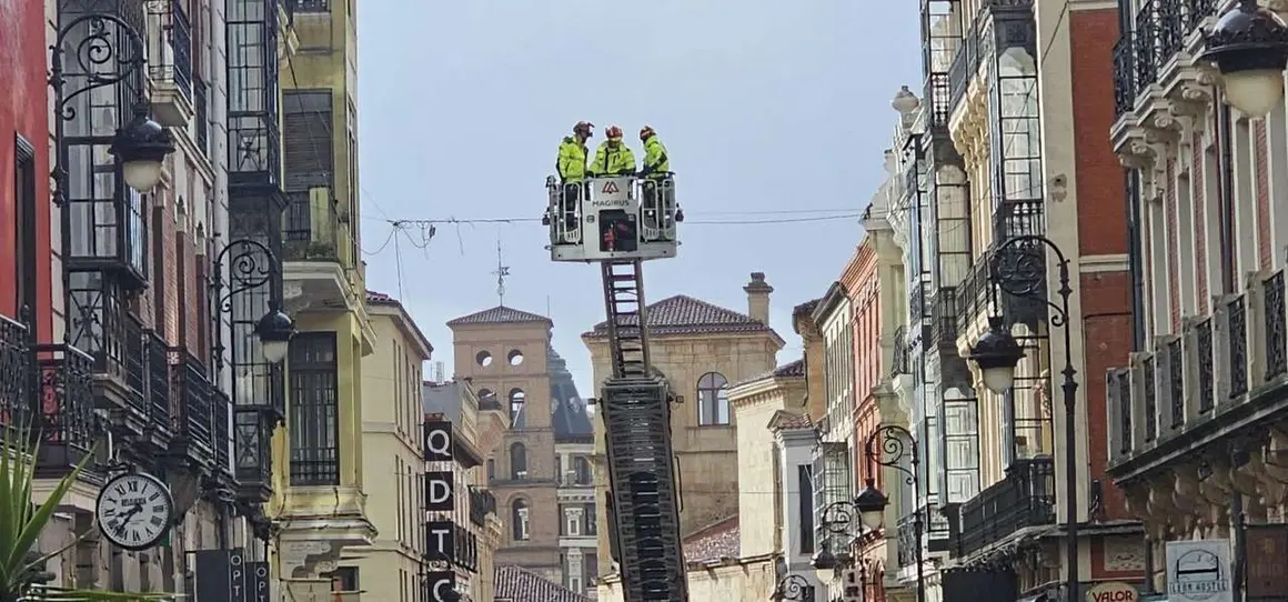 Temporal &lsquo;Ingrid&rsquo; en Le&oacute;n: los Bomberos intervienen en la Calle Ancha tras un desprendimiento en la fachada del edificio del Gnomos. Foto: Le&oacute;n 24 Horas