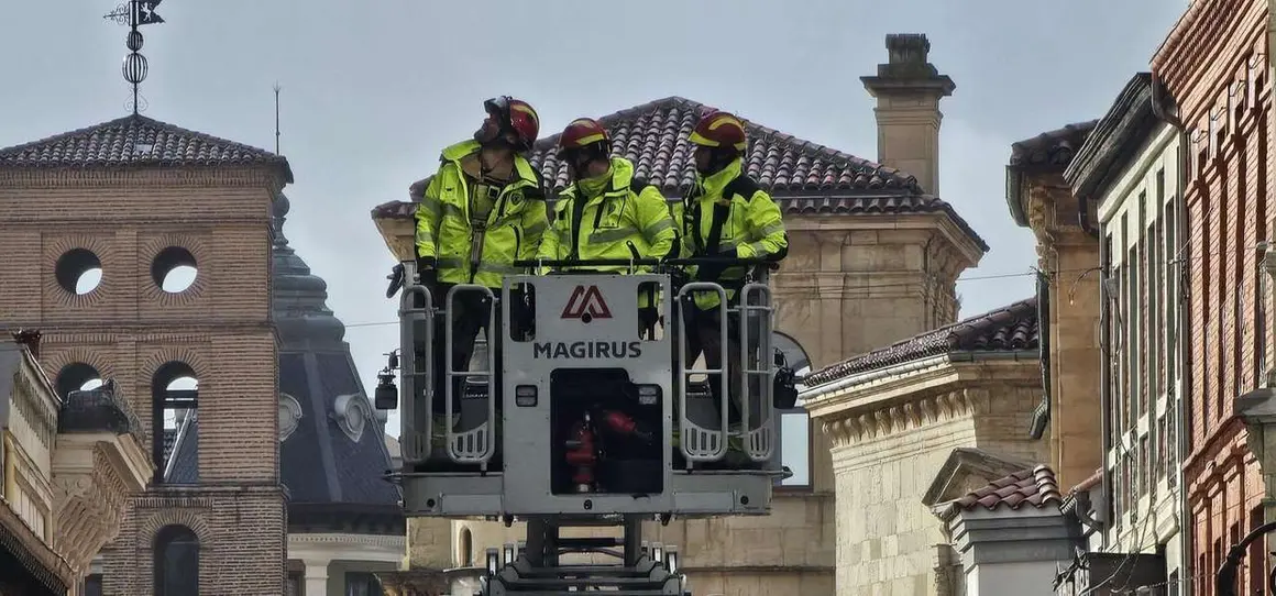 Temporal &lsquo;Ingrid&rsquo; en Le&oacute;n: los Bomberos intervienen en la Calle Ancha tras un desprendimiento en la fachada del edificio del Gnomos. Foto: Le&oacute;n 24 Horas