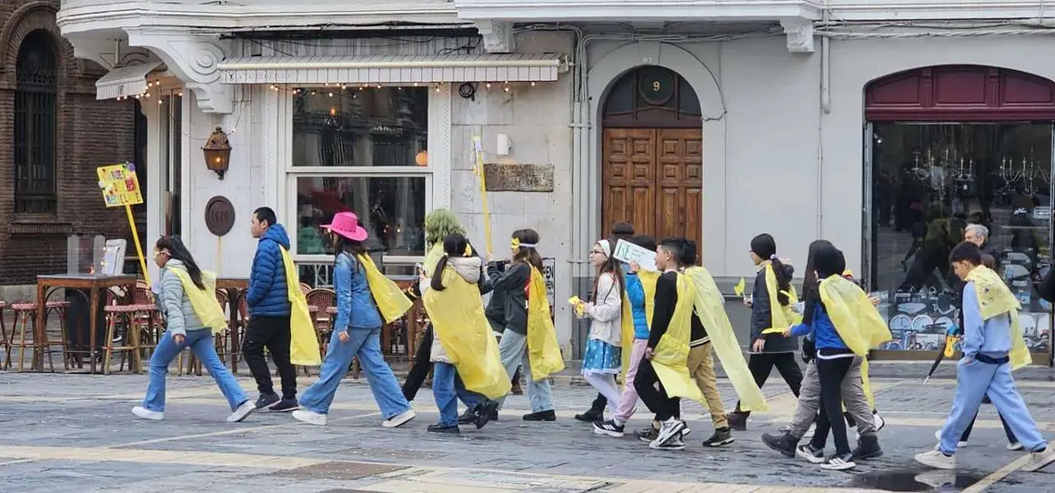 Alumnos del CEIP Ponce de Le&oacute;n durante el desfile escolar de Carnaval por el centro de Le&oacute;n. Le&oacute;n 24 horas.