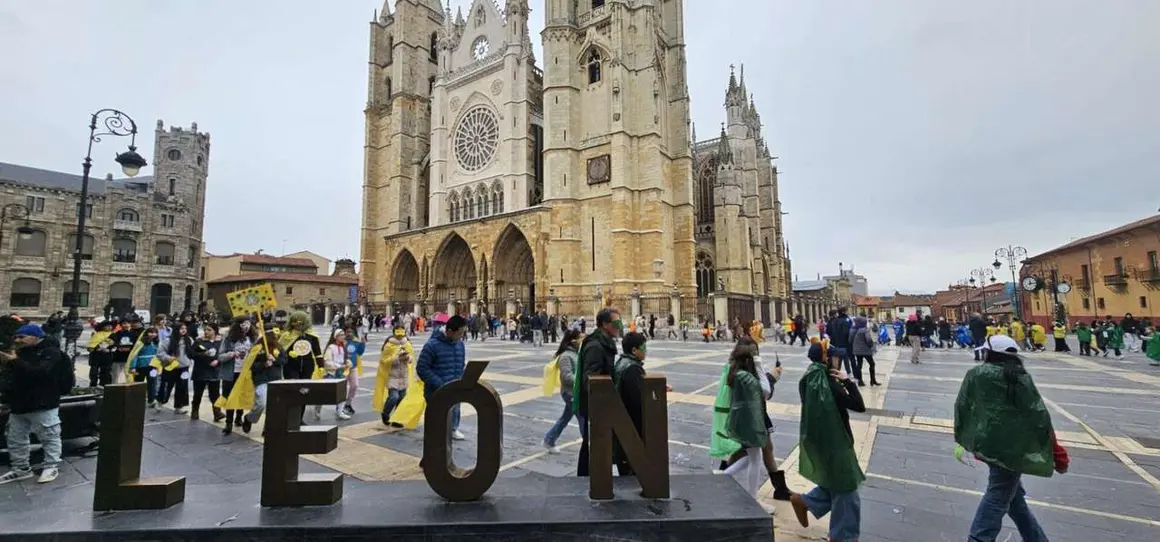 Alumnos del CEIP Ponce de Le&oacute;n durante el desfile escolar de Carnaval por el centro de Le&oacute;n. Le&oacute;n 24 horas.