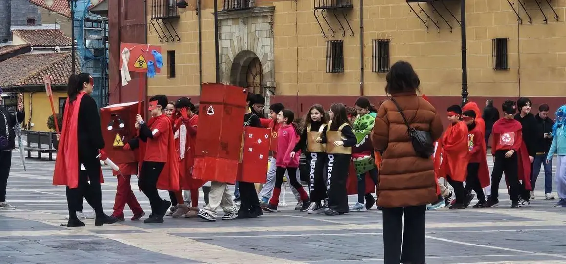 Alumnos del CEIP Ponce de Le&oacute;n durante el desfile escolar de Carnaval por el centro de Le&oacute;n. Le&oacute;n 24 horas.