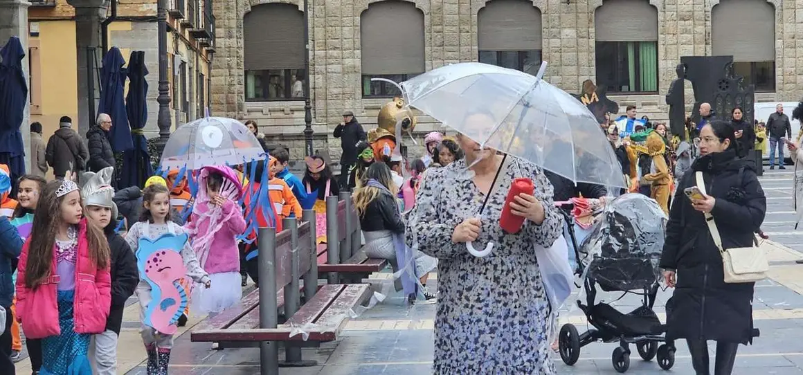 Alumnos del CEIP Ponce de Le&oacute;n durante el desfile escolar de Carnaval por el centro de Le&oacute;n. Le&oacute;n 24 horas.
