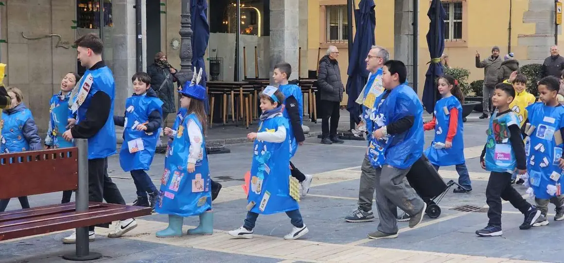 Alumnos del CEIP Ponce de Le&oacute;n durante el desfile escolar de Carnaval por el centro de Le&oacute;n. Le&oacute;n 24 horas.