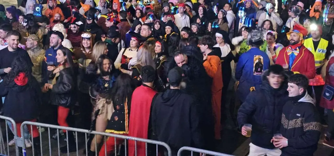 Fiesta y disfraces en la Plaza Mayor durante el &ldquo;Viernes Tranquilo&rdquo; del Carnaval de La Ba&ntilde;eza. Le&oacute;n 24 Horas.