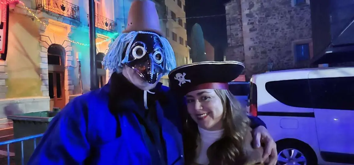 Fiesta y disfraces en la Plaza Mayor durante el &ldquo;Viernes Tranquilo&rdquo; del Carnaval de La Ba&ntilde;eza. Le&oacute;n 24 Horas.