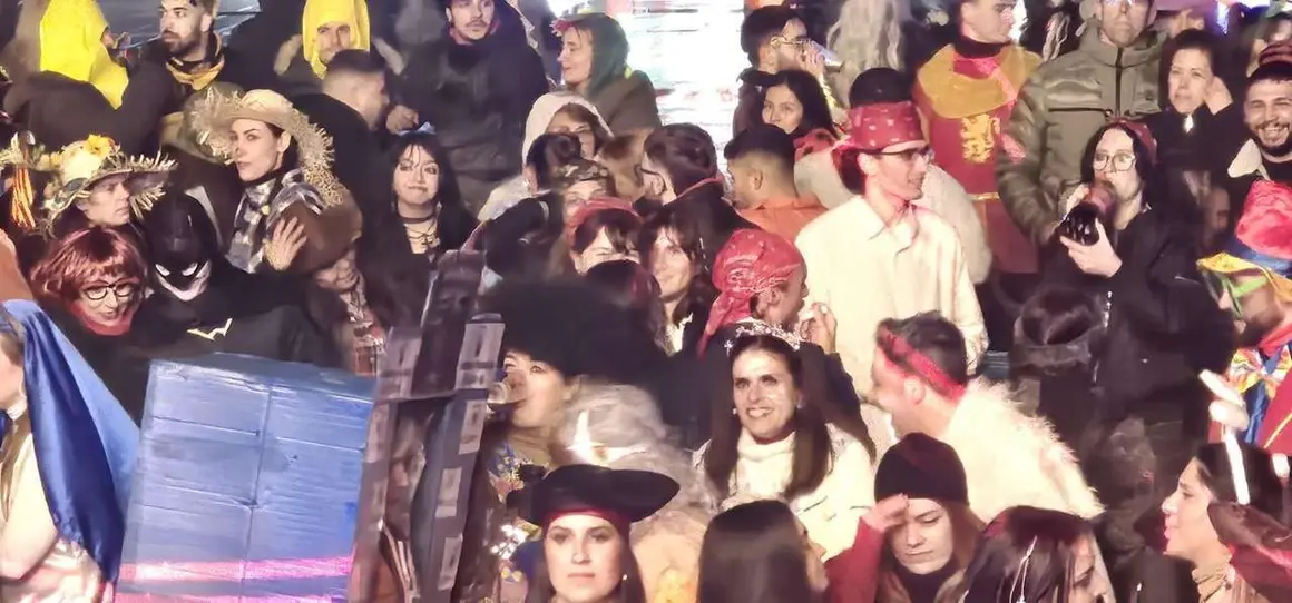 Fiesta y disfraces en la Plaza Mayor durante el &ldquo;Viernes Tranquilo&rdquo; del Carnaval de La Ba&ntilde;eza. Le&oacute;n 24 Horas.