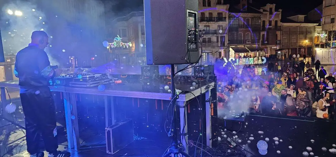 Fiesta y disfraces en la Plaza Mayor durante el &ldquo;Viernes Tranquilo&rdquo; del Carnaval de La Ba&ntilde;eza. Le&oacute;n 24 Horas.