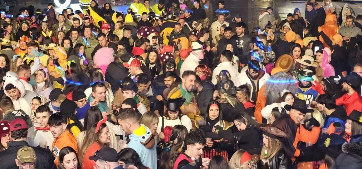 Fiesta y disfraces en la Plaza Mayor durante el &ldquo;Viernes Tranquilo&rdquo; del Carnaval de La Ba&ntilde;eza. Le&oacute;n 24 Horas.