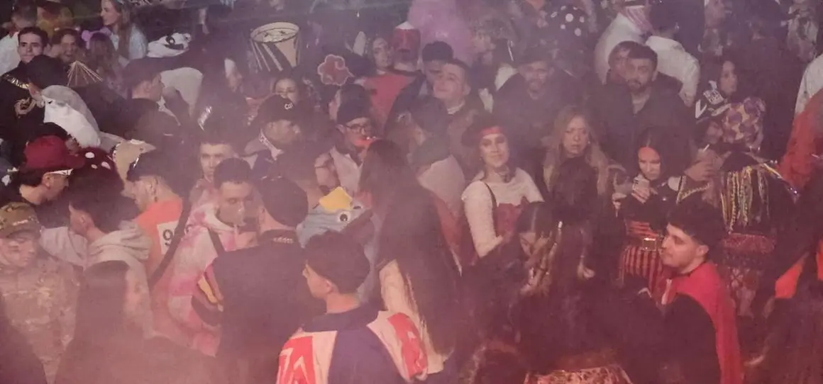 Fiesta y disfraces en la Plaza Mayor durante el &ldquo;Viernes Tranquilo&rdquo; del Carnaval de La Ba&ntilde;eza. Le&oacute;n 24 Horas.