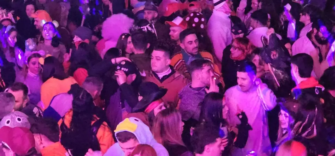 Fiesta y disfraces en la Plaza Mayor durante el &ldquo;Viernes Tranquilo&rdquo; del Carnaval de La Ba&ntilde;eza. Le&oacute;n 24 Horas.