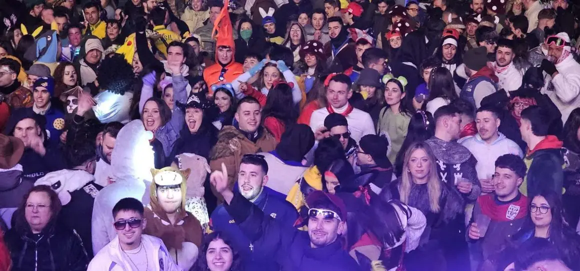 Fiesta y disfraces en la Plaza Mayor durante el &ldquo;Viernes Tranquilo&rdquo; del Carnaval de La Ba&ntilde;eza. Le&oacute;n 24 Horas.