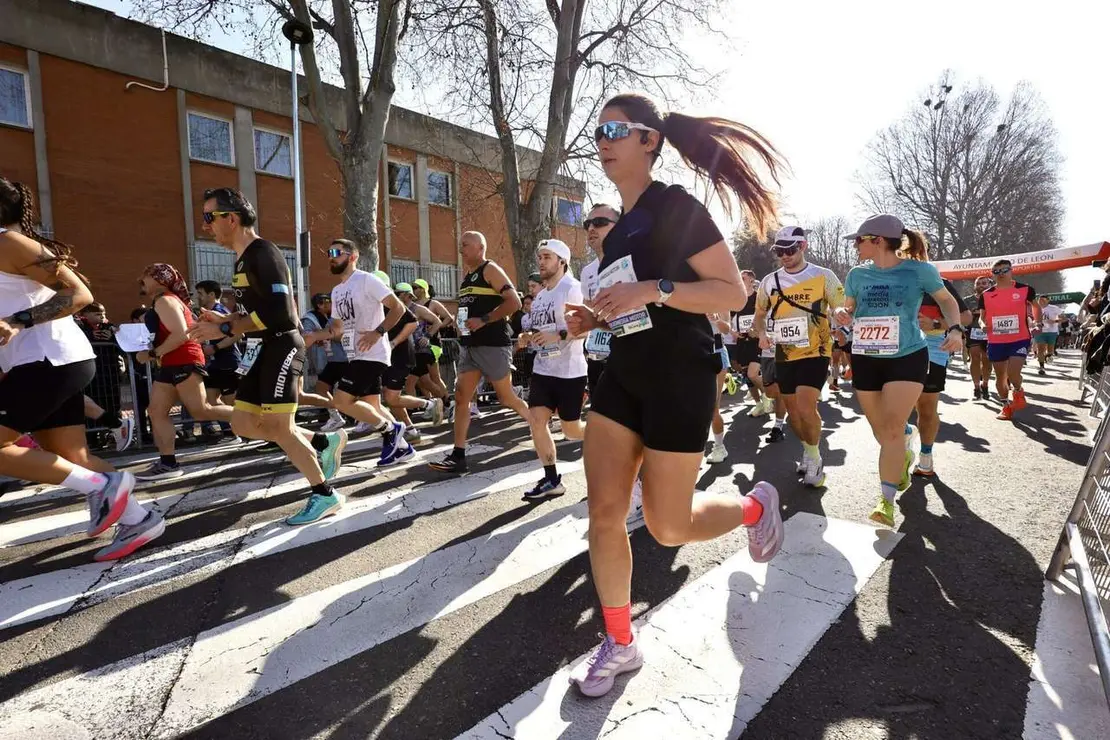 Salida de la XVI edici&oacute;n de la Media Marat&oacute;n de Le&oacute;n y la Carrera 5K , a las que acude el alcalde de la ciudad, Jos&eacute; Antonio Diez