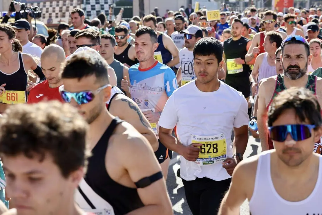 Salida de la XVI edici&oacute;n de la Media Marat&oacute;n de Le&oacute;n y la Carrera 5K , a las que acude el alcalde de la ciudad, Jos&eacute; Antonio Diez