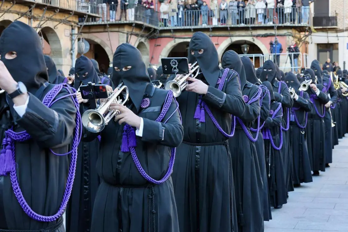 Celebraci&oacute;n del acto de &lsquo;El Encuentro&rsquo; en el transcurso de la Procesi&oacute;n de los Pasos de la Cofrad&iacute;a del Dulce Nombre de Jes&uacute;s Nazareno de la Semana Santa de Le&oacute;n