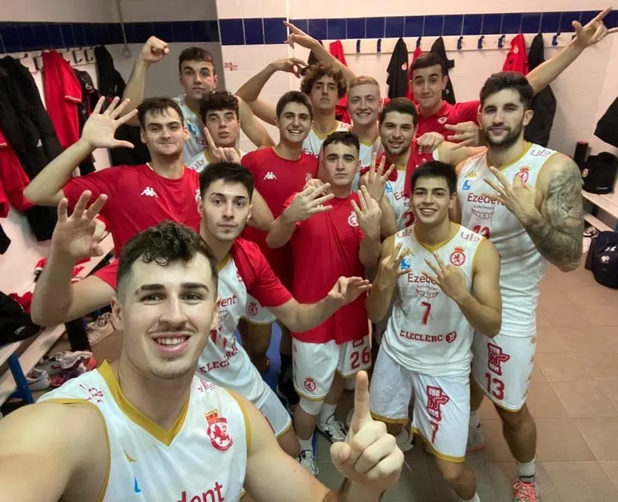 La Cultural de Baloncesto celebrando en el vestuario. CyDL
