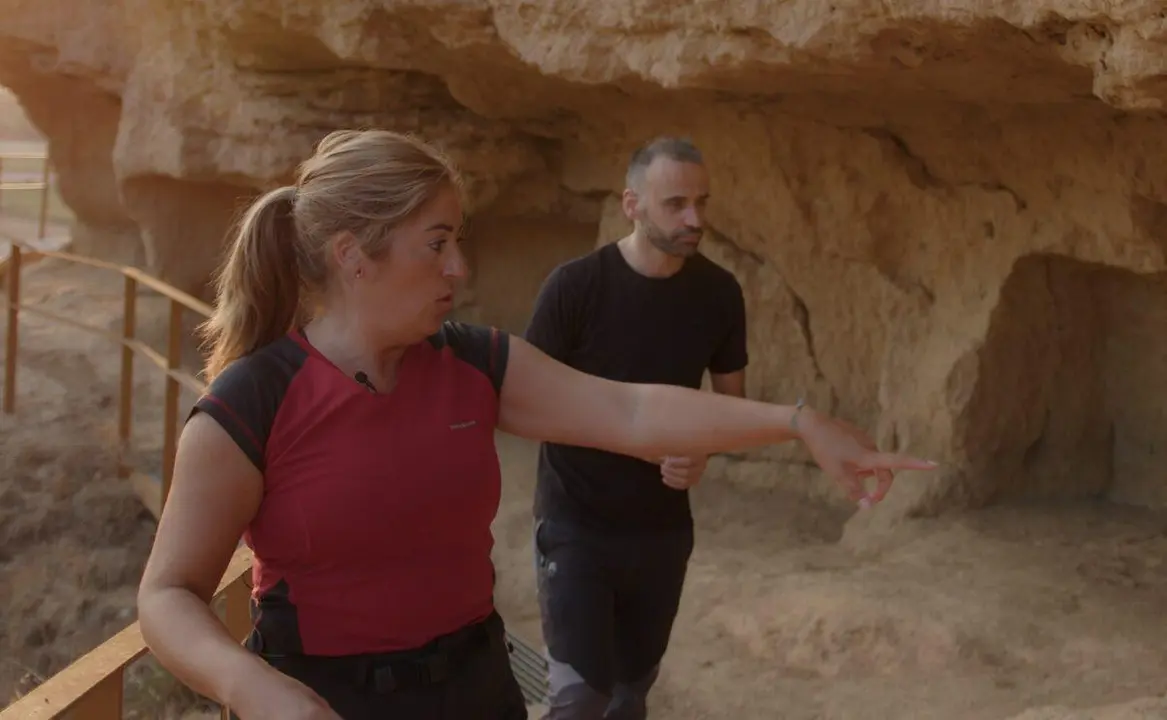La historiadora leonesa Vanessa Jimeno y Pedro Lechuga Mallo durante la grabaci&oacute;n de un documental.