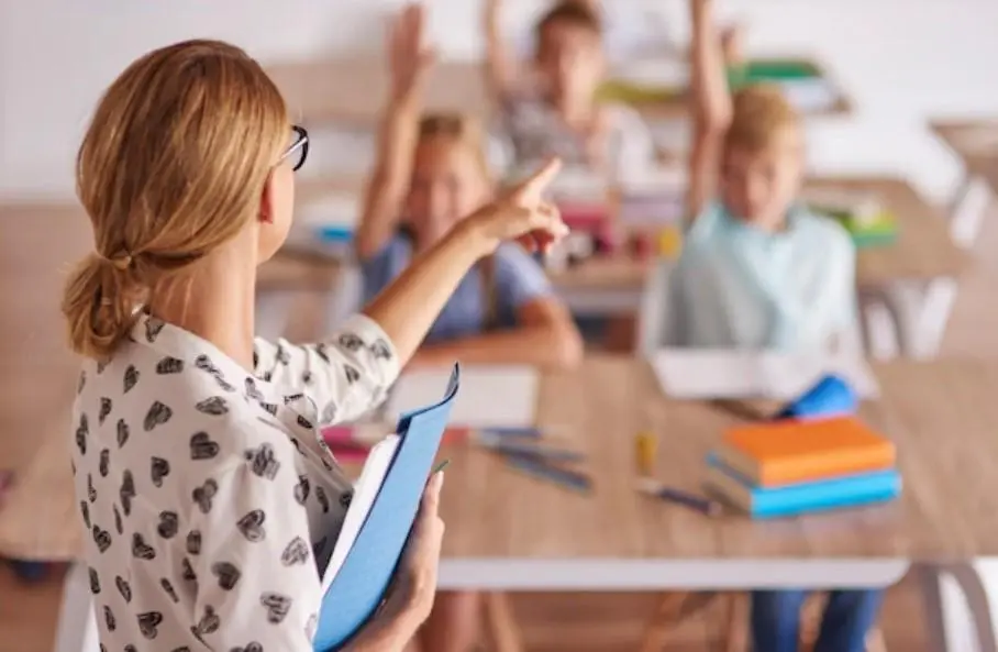 Imagen de archivo de una profesora dando clase. | Le&oacute;n24horas